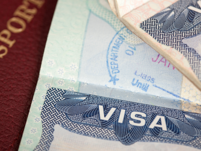 Cidadãos Americanos e Residentes Permanentes podem solicitar vistos de residência permanente para seus familiares?